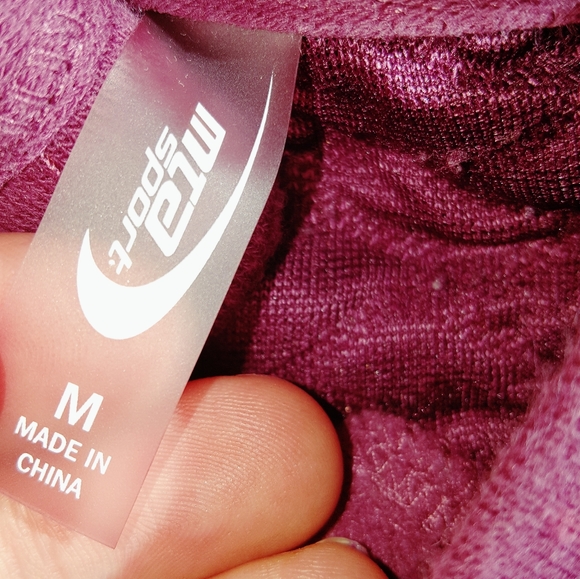 A croped long sleeve shirt - Picture 3 of 3